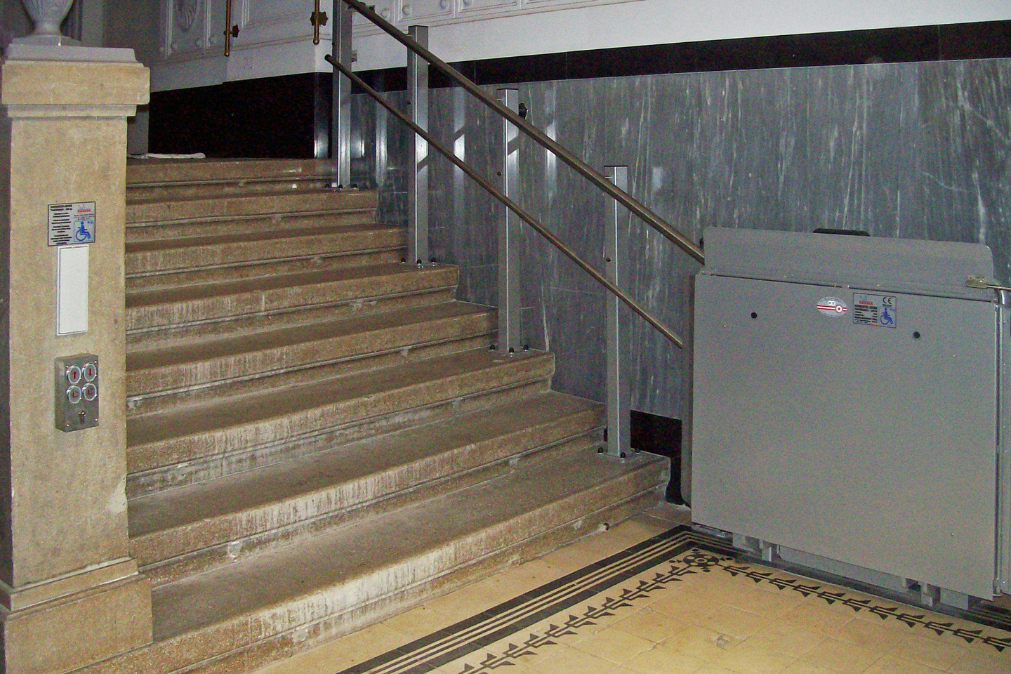 Treppenlift und Steuerungselemente in einem sanierten Gründerzeitstiegenhaus
